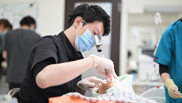 患者の歯の治療を行う歯科医師