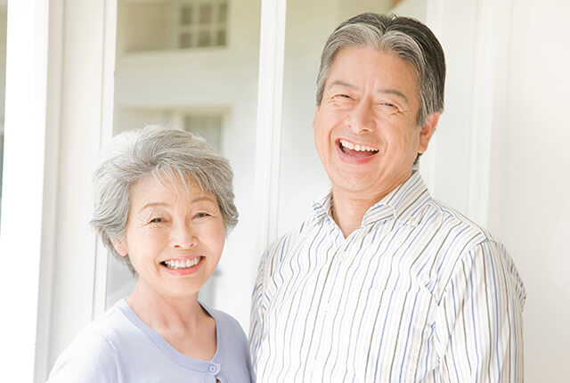 笑顔のシニア夫婦