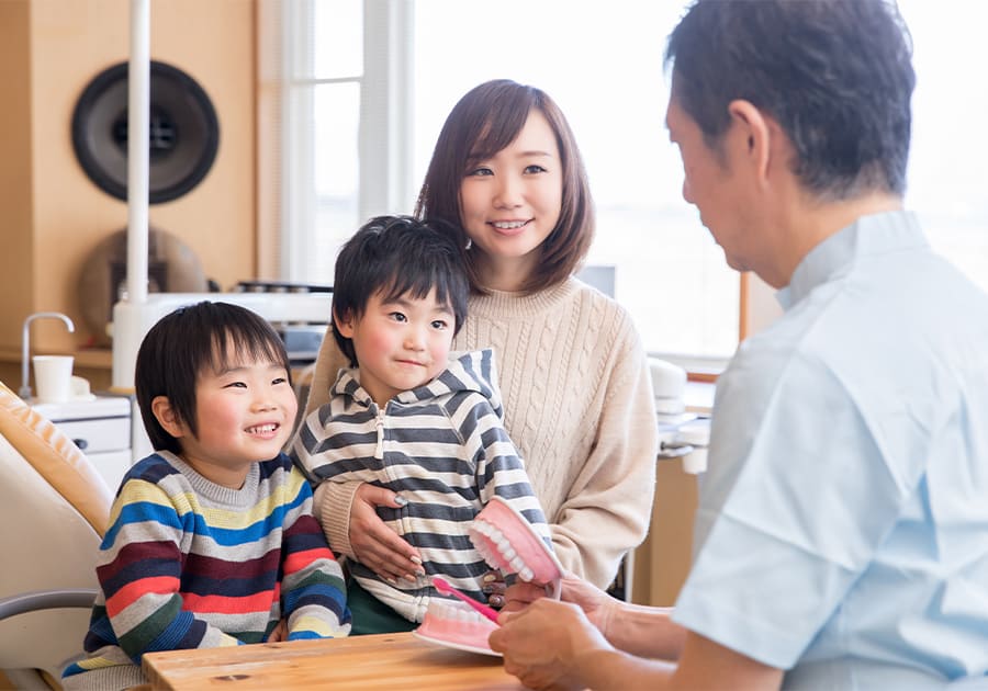 患者様へ説明しているイメージ